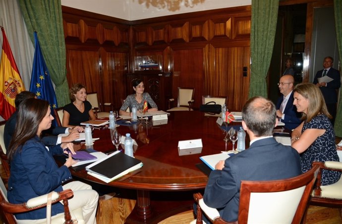 Ana Oregi e Isabel García Tejerina en la reunión