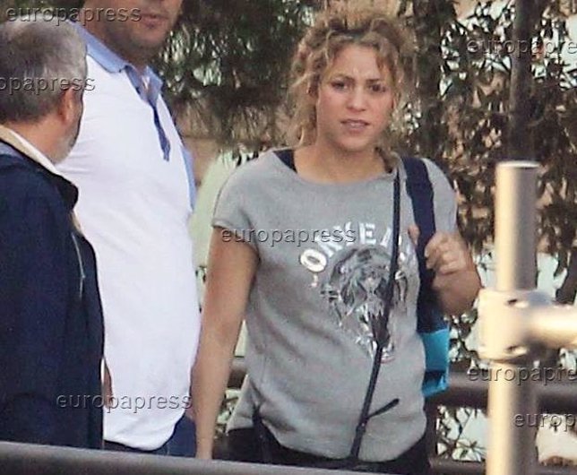 Shakira muy embarazada, lleva al colegio a Milan Piqué familia