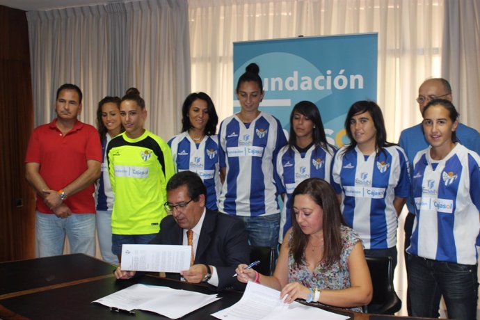 Acuerdo entre la Fundación Cajasol y el Sporting Club Huelva de fútbol femenino.