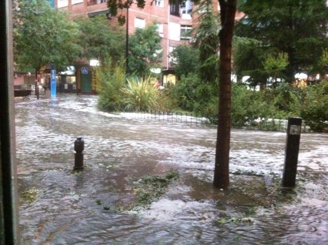 Calle inundada en la zona de la plaza de Toros