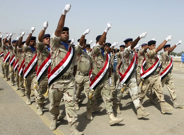 Soldados iraquíes desfilando en Bagdad