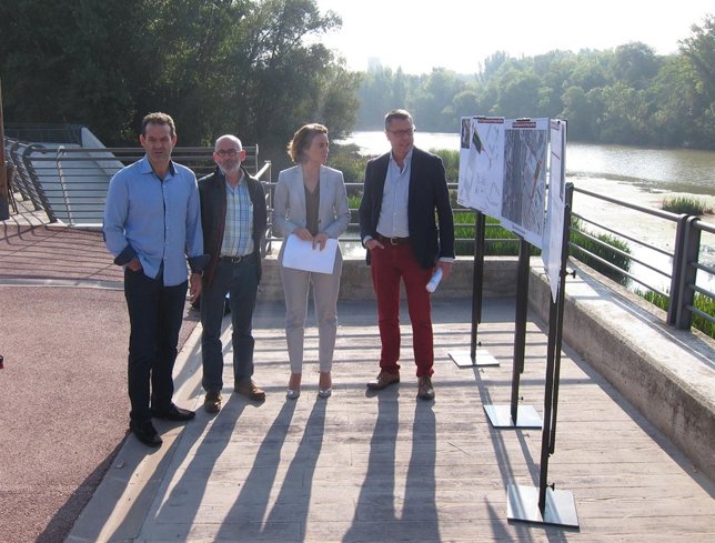 Gamarra, con varios concejales, presenta el plan a orillas del río