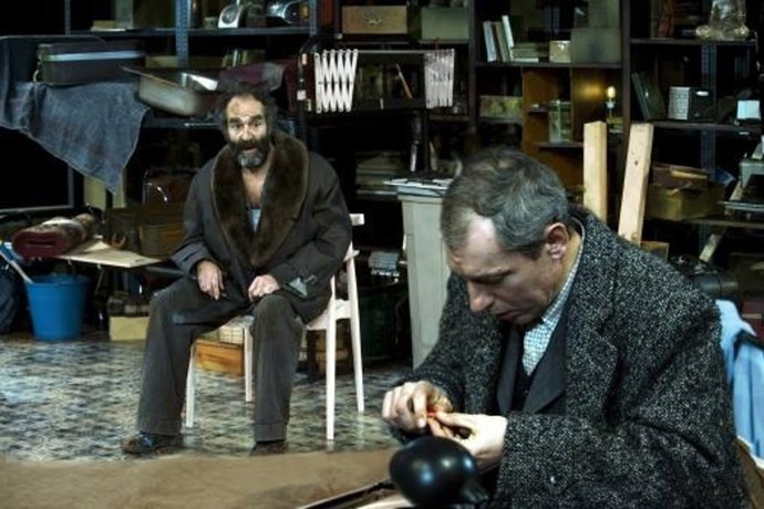 Escena de L'encarregat de Harold Pinter en el Teatre Lliure