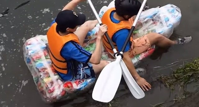 Estudiantes coreanos cruzan el río Han sobre bolsas de patatas fritas