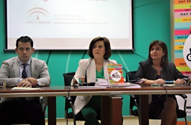 Junta pone en marcha la campaña 'Sí, es amor'