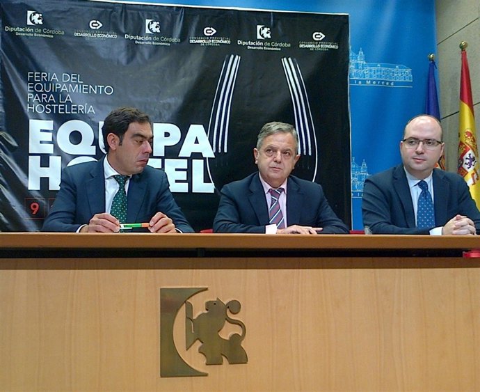 Fuentes (centro) en la rueda de prensa