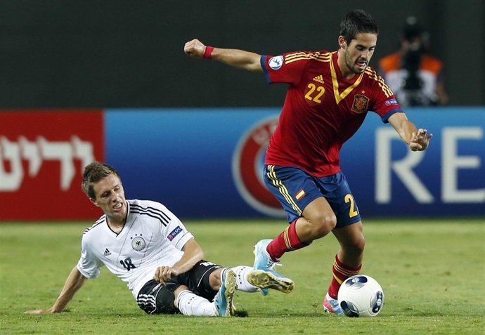 Isco ante un rival de la Sub-21 alemana