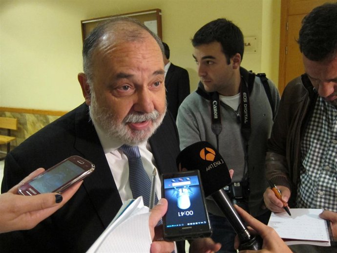 Juanes atiende a los medios en la Facultad de Derecho de la USAL