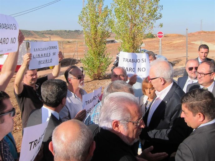 José Sánchez Maldonado y representantes de la Plataforma Ciudadana de Linares