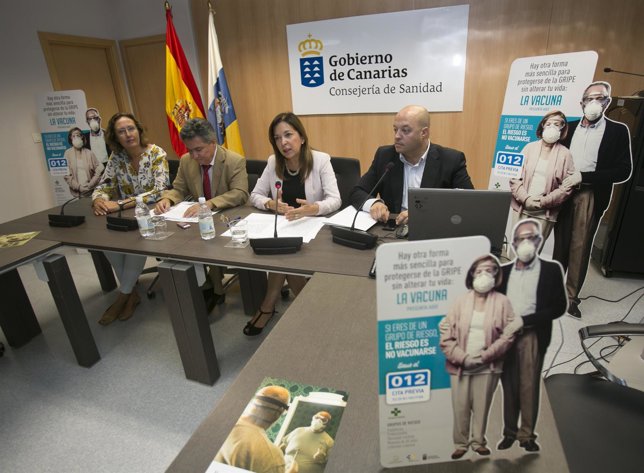 Consejera canaria de Sanidad, Brígida Mendoza (centro)