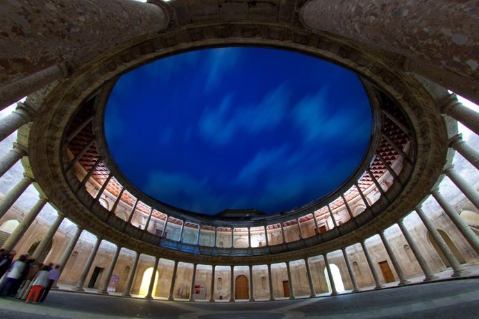 Palacio de Carlos V de noche