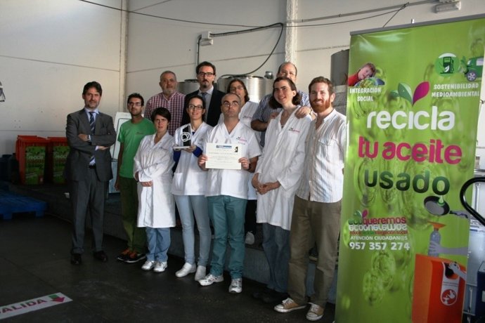 Cañadilla (izda.) en la presentación del premio logrado por Ecoqueremos