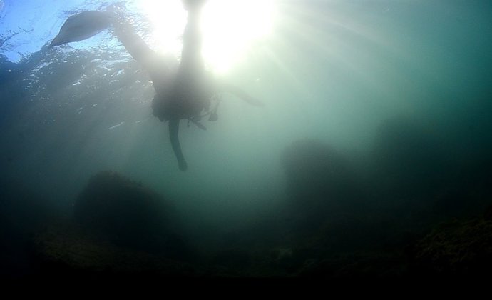 Submarinistas de la Guardia Urbana recojen residuos en Barcelona