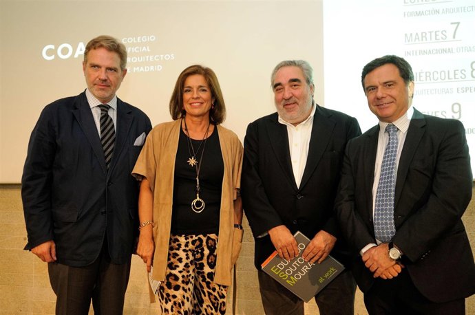 Botella en la presentación de la Semana de la Arquitectura