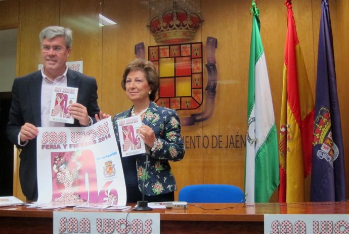 Fernández de Moya y Nestares muestran el cartel de la Feria de San Lucas 2014.