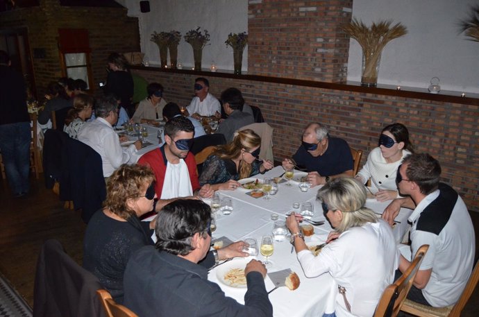 Participantes en la edición de 2012 de Cena a oscuras de la Fundació Ferreruela 
