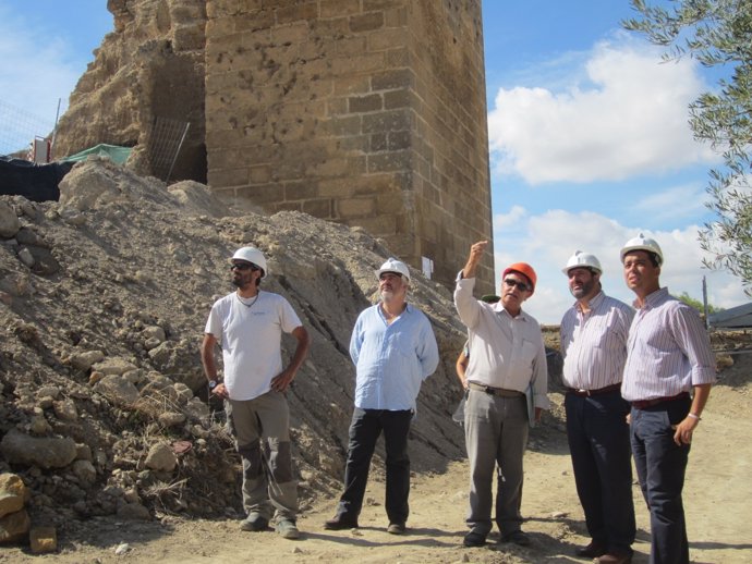 Visita del alcalde de Carmona a las obras de rehabilitación del Alcázar