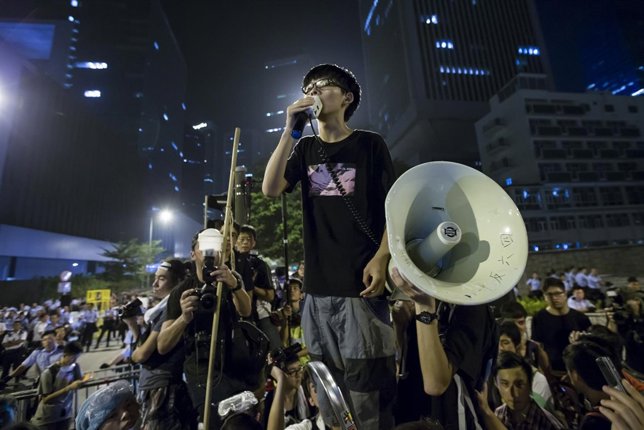 Un líder estudiantil pronuncia un discurso ante la multitud en Hong Kong
