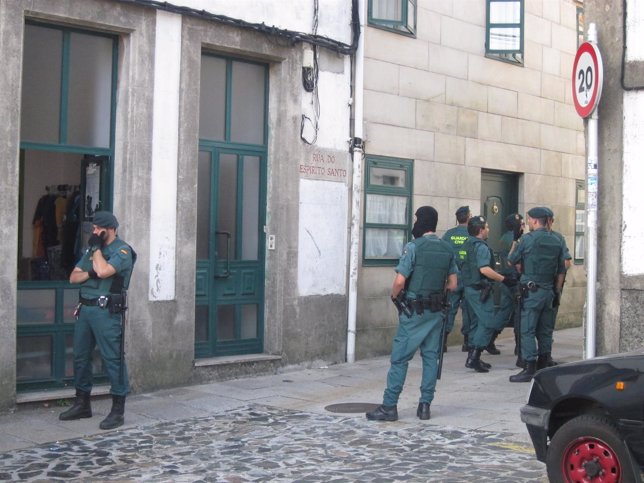 Momento de la detención y registro en Santiago de Compostela