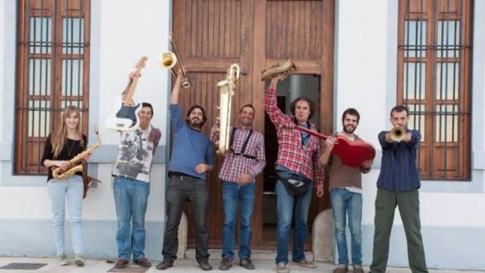 Latino y músicos de Sedajazz a las puertas de su nueva sede en La Torre.