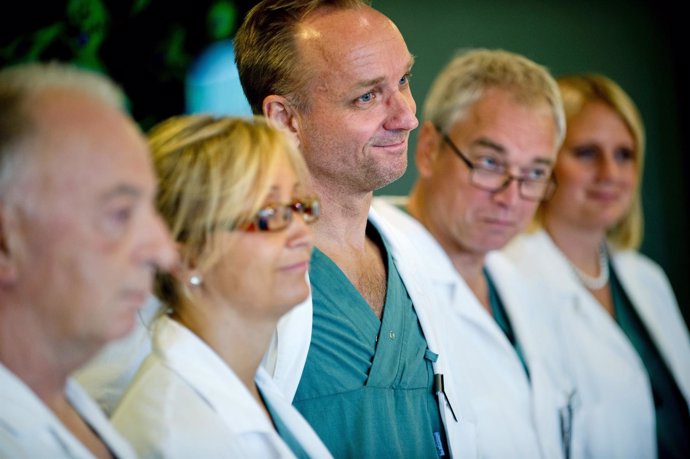 Cirujanos que traen al mundo al primer bebé concebido tras transplante de útero