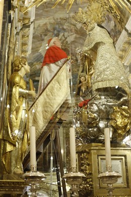 El cardenal Cañizares venera a la Virgen de los Desamparados.