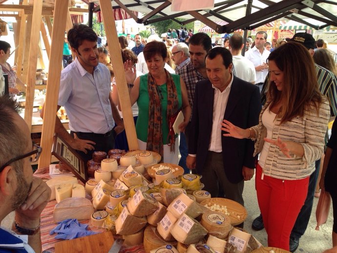 Ruiz Espejo asiste a la Feria Mercado del Queso Artesano de Teba