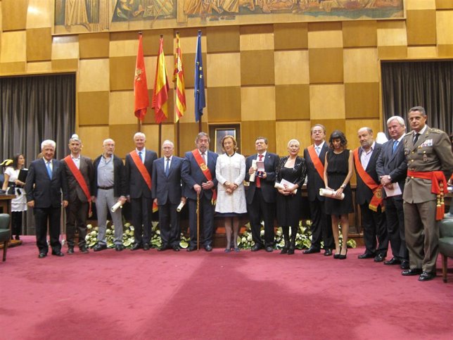 Entrega de la medalla de oro y distinciones