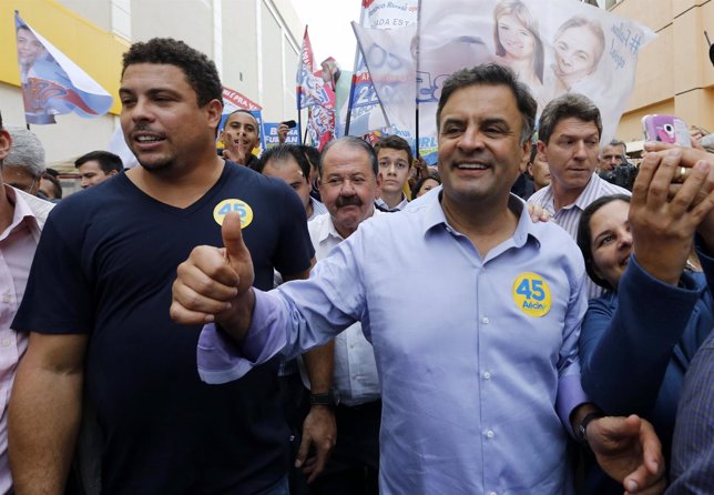 El candidato presidencial del PSDB Aécio Neves junto al exfutbolista Ronaldo