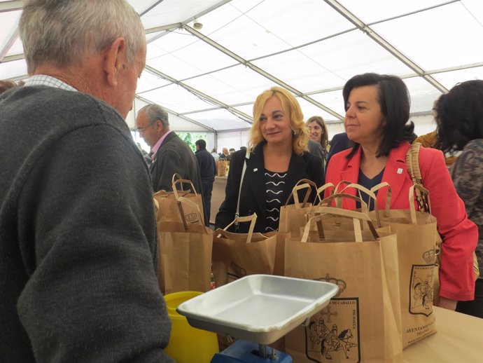 María Jesús Álvarez (derecha) visita el festival de la avellana. 