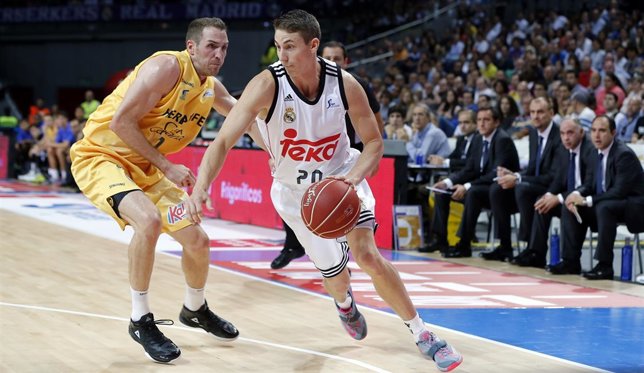 Carroll conduce un balón ante un jugador del Herbalife