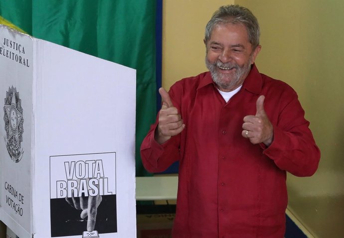 Lula da Silva vota en las elecciones de Brasil