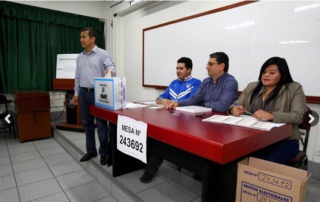 El peruano Ollanta Humala vota para las elecciones