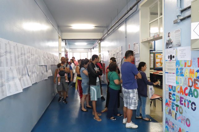Brasileños votando en Río de Janeiro