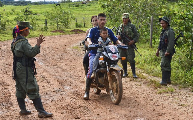 Guerrilleros de las FARC montan un control de carretera