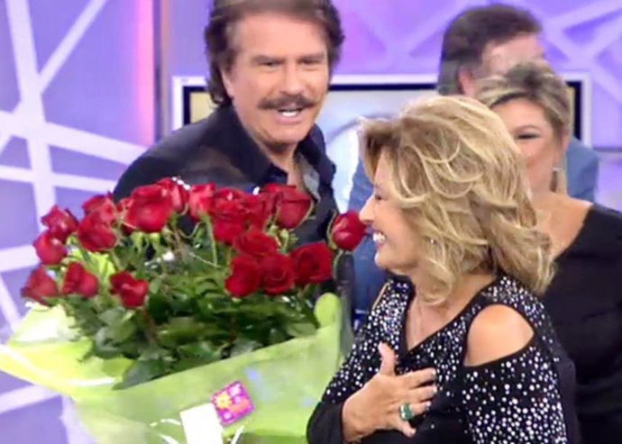 Bigote Arrocet sorprende con un enorme ramo de rosas a María Teresa Campos