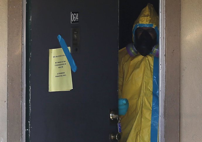 TRabajadores realizando tareas de desinfección por Ébola