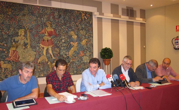 Hernández y Prieto, en el centro, analizan la situación económica de CyL