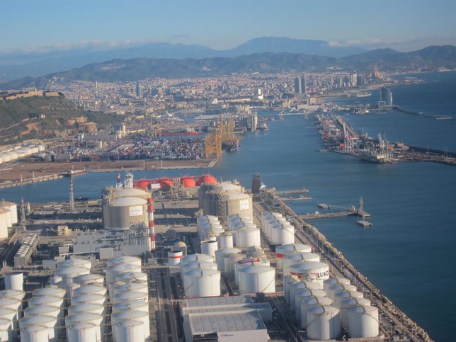 Muelle de la energía del Puerto de Barcelona, con instalaciones de Enagás