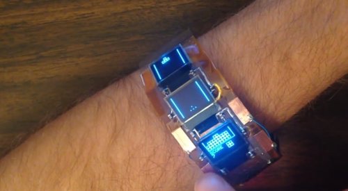 Idean una pulsera con tres pantallas para jugar al Tetris