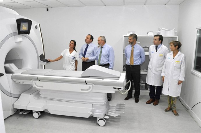 Sanz visita el nuevo equipo de resonancia magnética del San Pedro