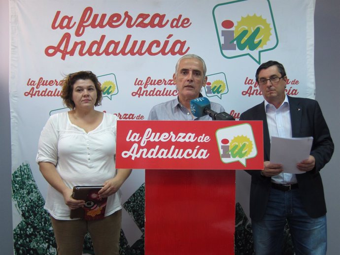 De izquierda a derecha, Engracia Rivera, Manuel Arregui y José Luis Centella
