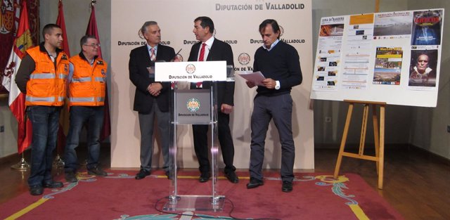 Los dos voluntarios con Domínguez, Coloma y Caballero en la firma