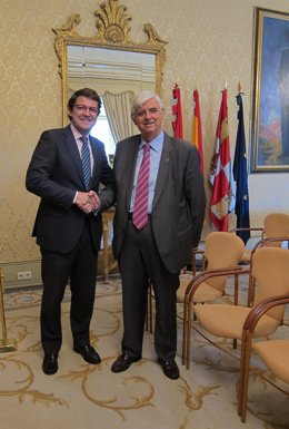 Alfonso Fernández Mañueco, junto al presidente del Banco de Alimentos