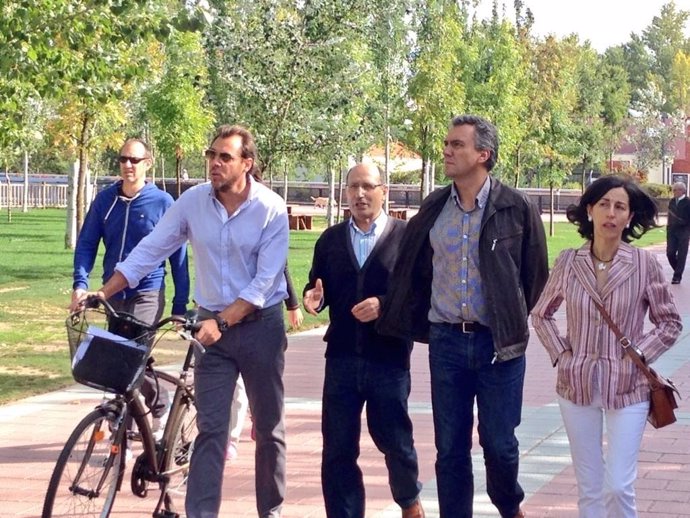 Visita de Óscar Puente y Javier Izquierdo al barrio de la Rondilla