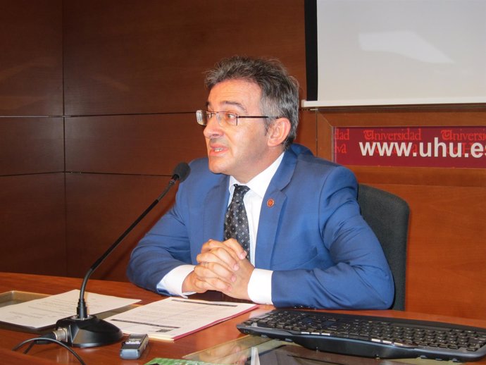 El rector de la Universidad de Huelva, Francisco Ruiz. 