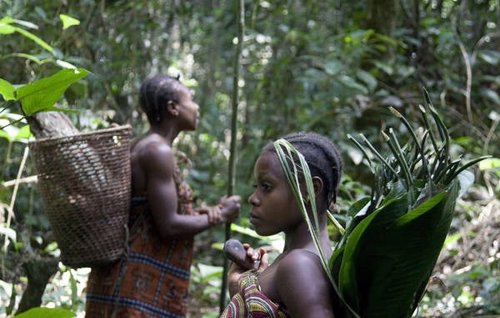 Indígenas de la tribu baka en Camerún