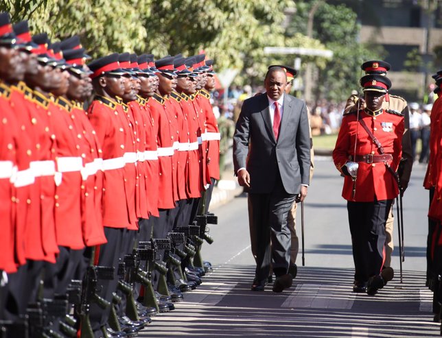 Uhuru Kenyatta inspecciona un cuerpo de honor del ejército keniata.