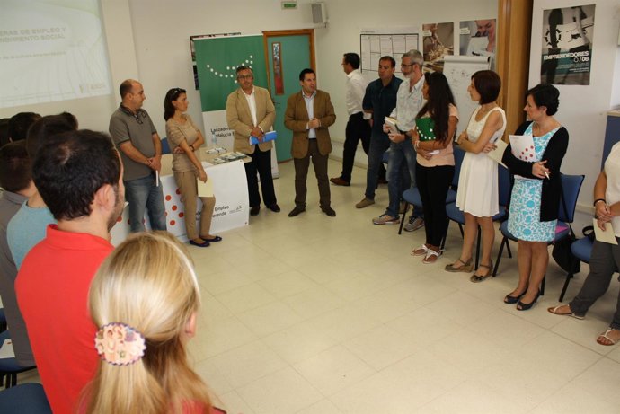 Expósito (centro) con los participantes en el programa