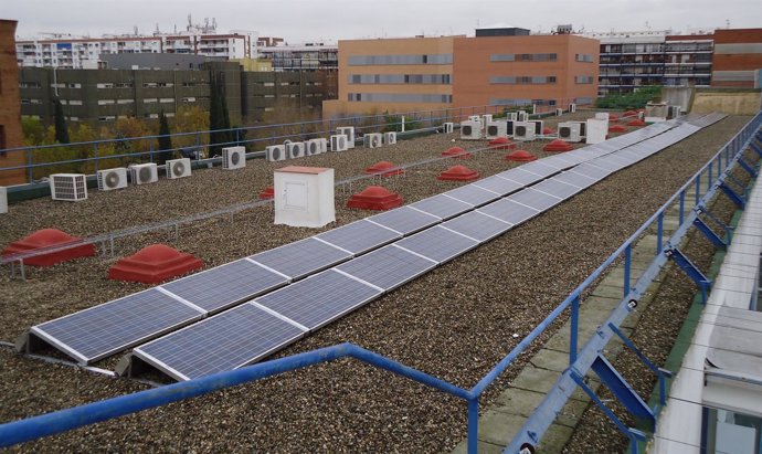 Planta fotovoltaica en la Facultad de Matemáticas de la US